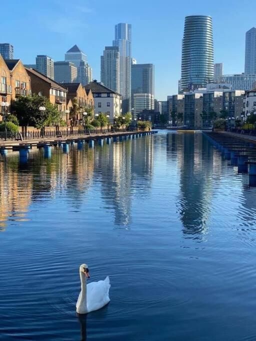 Bright &spacious One Bedroom Flat Off Canary Wharf * Londra