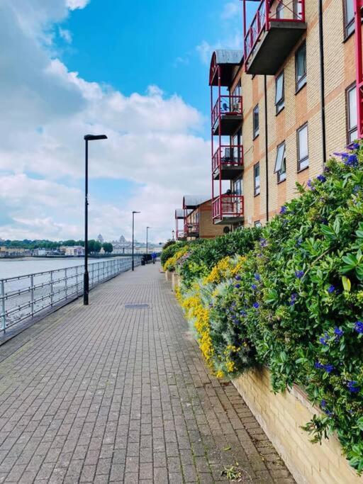 Bright &spacious One Bedroom Flat Off Canary Wharf * Londra