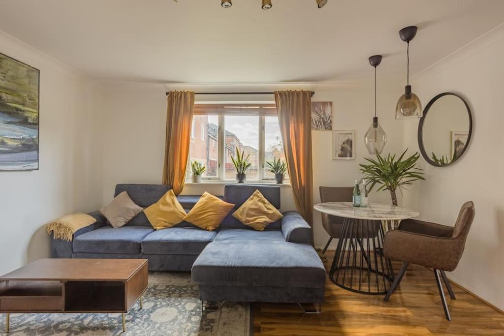 Bright &spacious One Bedroom Flat Off Canary Wharf Apartament Londra
