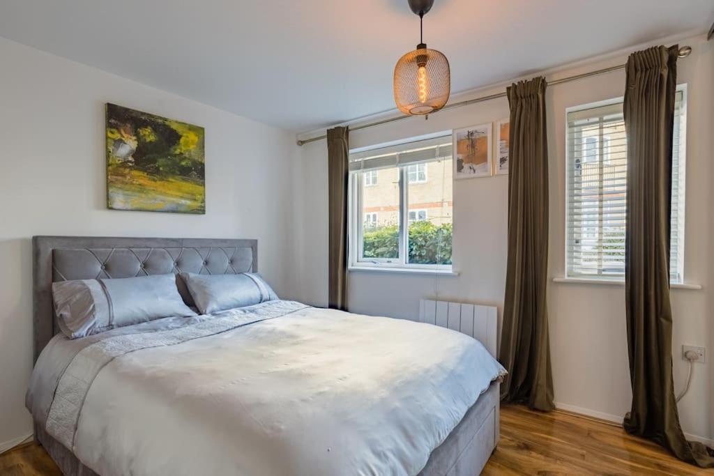 Bright &spacious One Bedroom Flat Off Canary Wharf * Londra